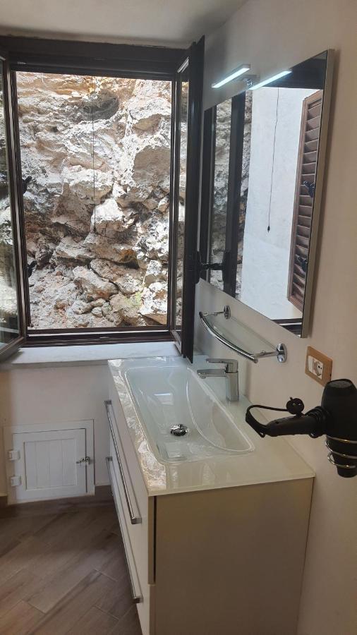 ホテル Sotto La Torre E Sopra Il Porticciolo Isola di Ustica エクステリア 写真