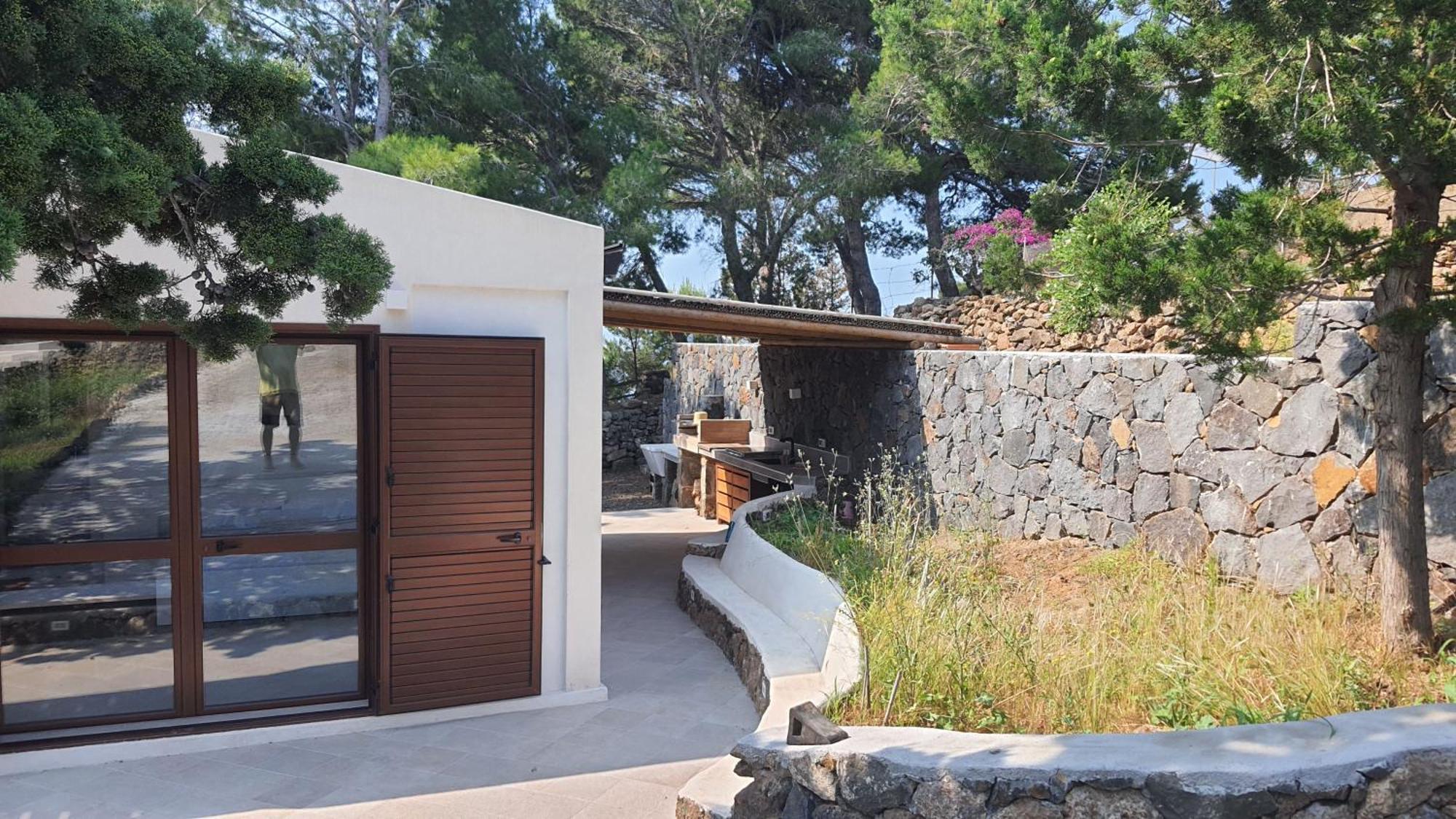 ホテル Sotto La Torre E Sopra Il Porticciolo Isola di Ustica エクステリア 写真