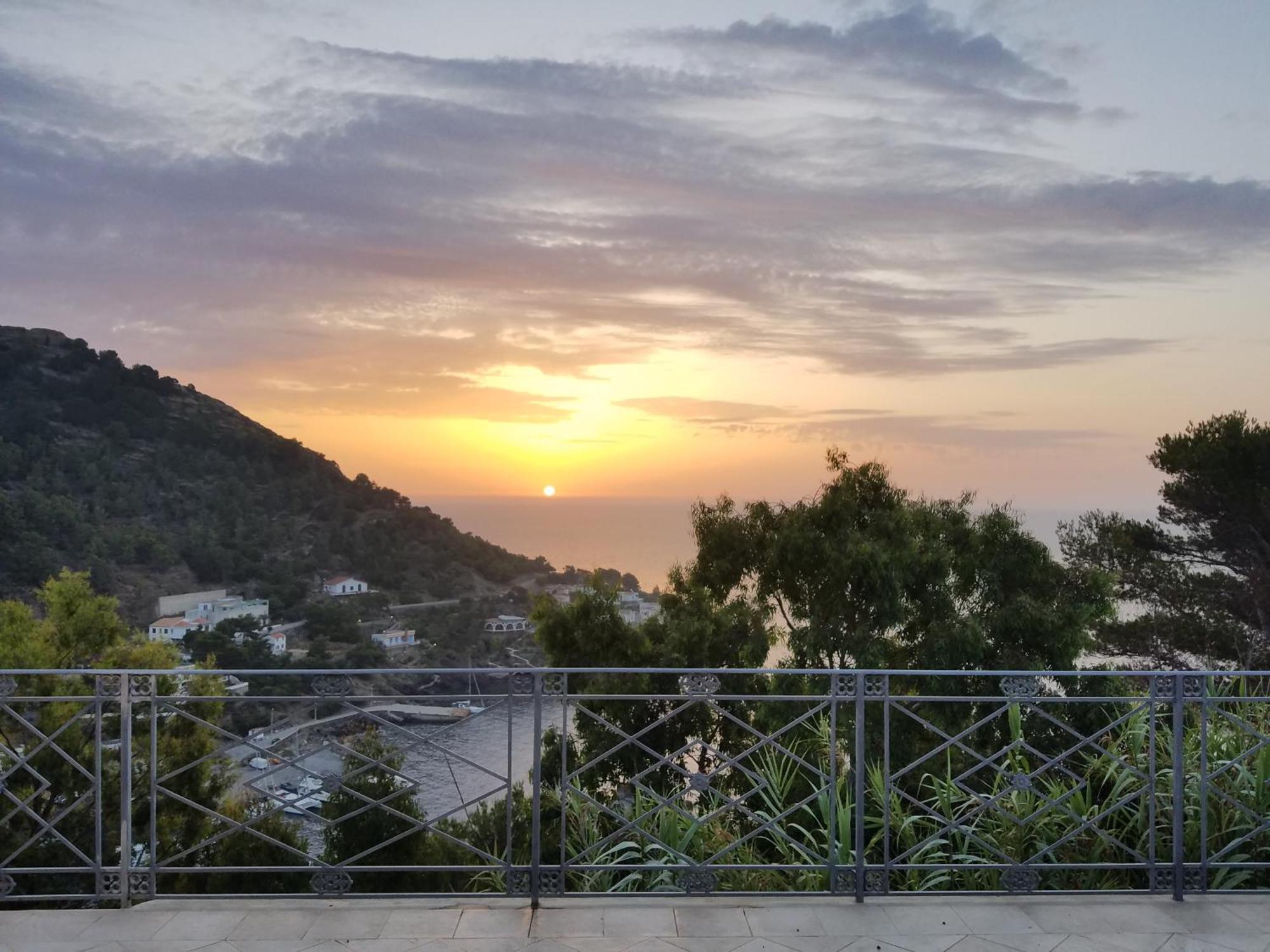 ホテル Sotto La Torre E Sopra Il Porticciolo Isola di Ustica エクステリア 写真