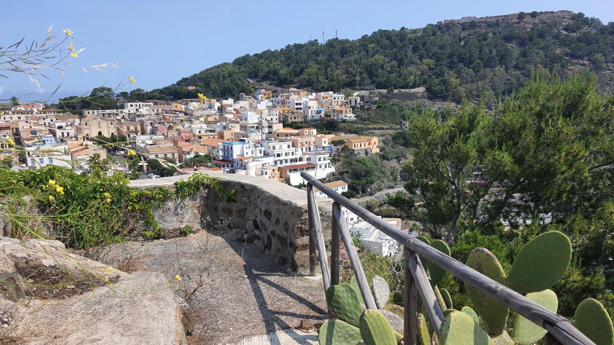 ホテル Sotto La Torre E Sopra Il Porticciolo Isola di Ustica エクステリア 写真