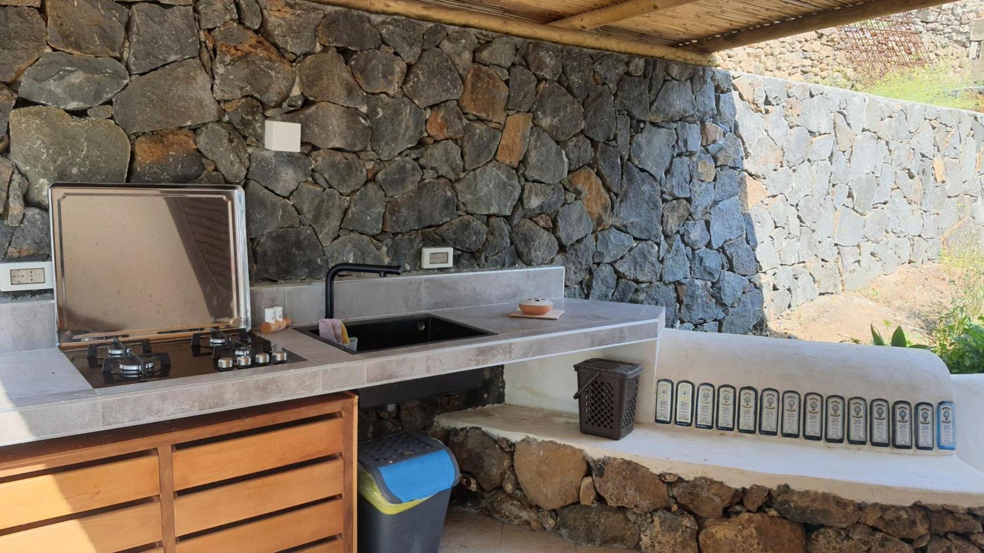 ホテル Sotto La Torre E Sopra Il Porticciolo Isola di Ustica 部屋 写真