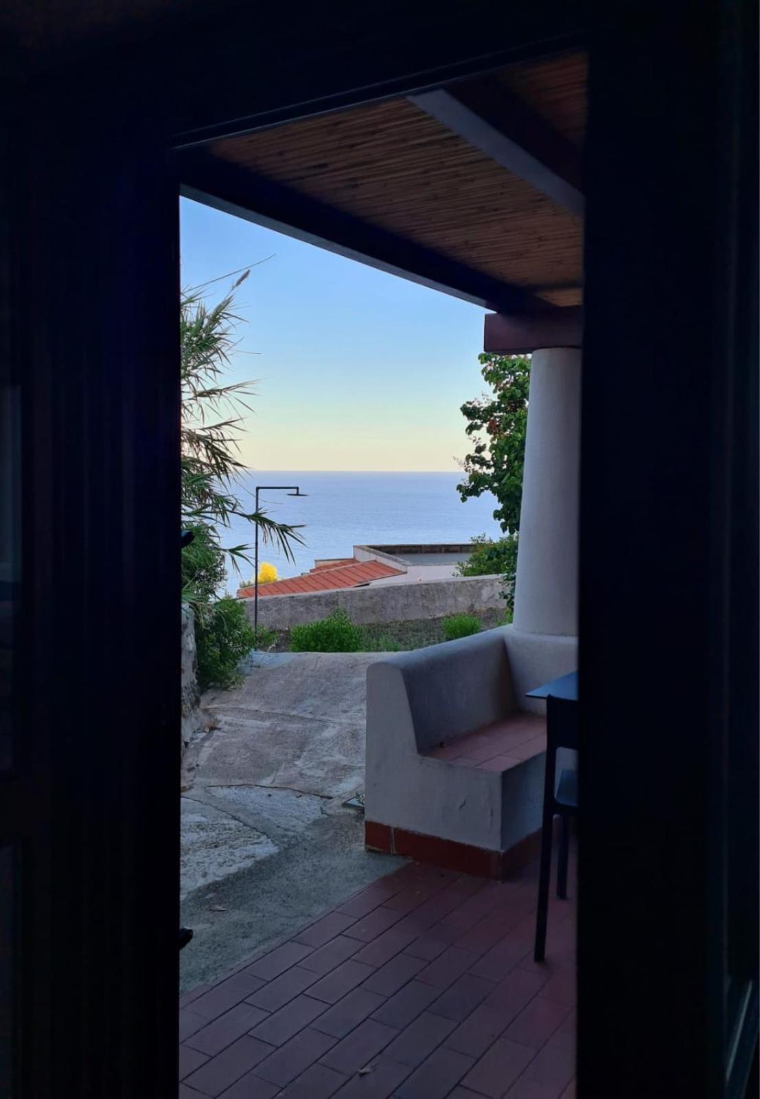 ホテル Sotto La Torre E Sopra Il Porticciolo Isola di Ustica エクステリア 写真
